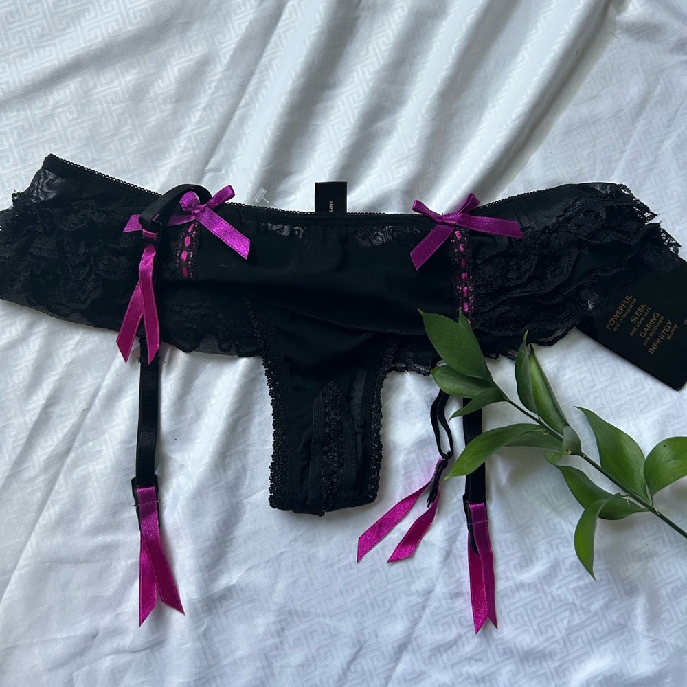 Black and purple lace underwear/tong